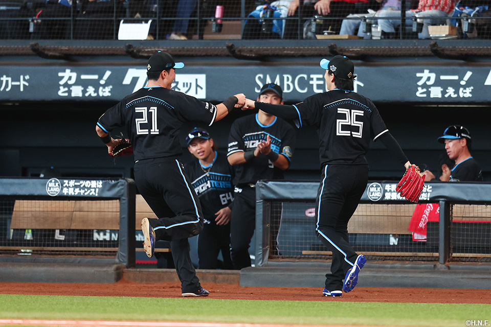 7回表のピンチを抑えた宮西投手と清宮選手