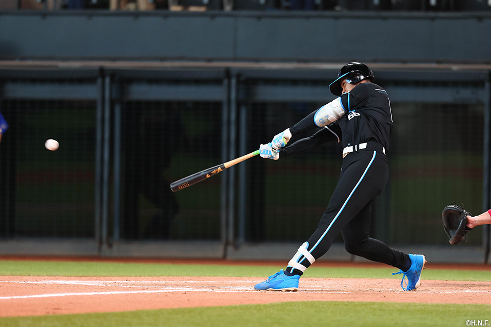 7回裏、ライトへヒットを放つ万波選手01