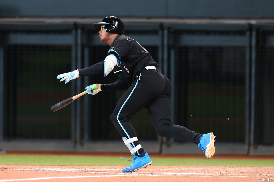 7回裏、ライトへヒットを放つ万波選手02