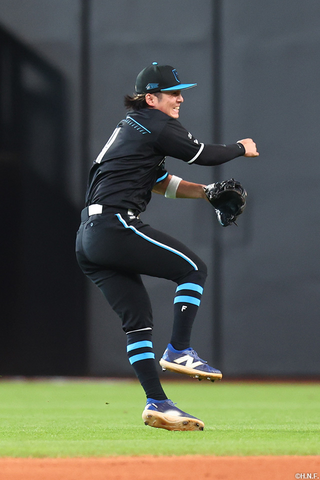 9回表、好守をみせる上川畑選手