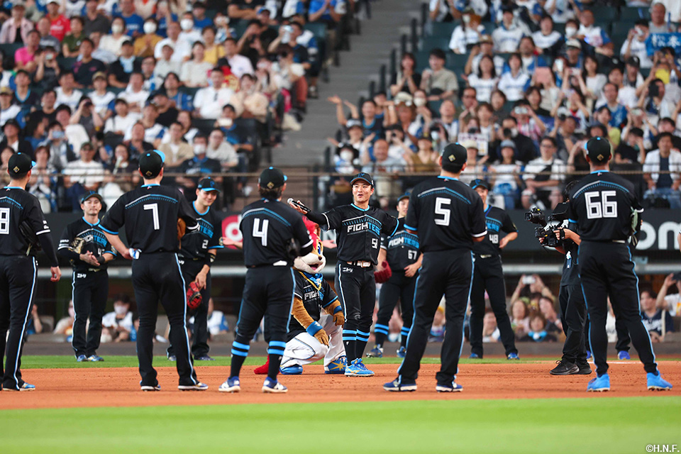 球場のファンを巻き込む奈良間選手