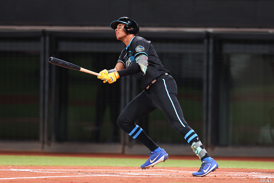 1回裏、先制の本塁打を放つ水谷選手01