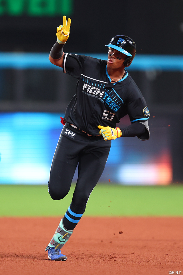 1回裏、先制の本塁打を放つ水谷選手02