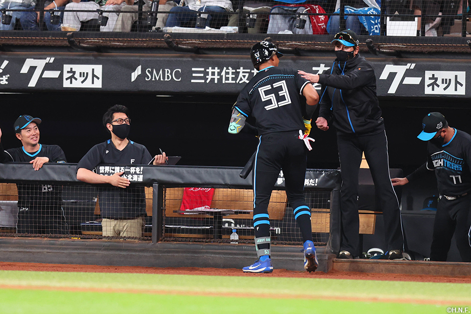 1回裏、先制の本塁打を放つ水谷選手03