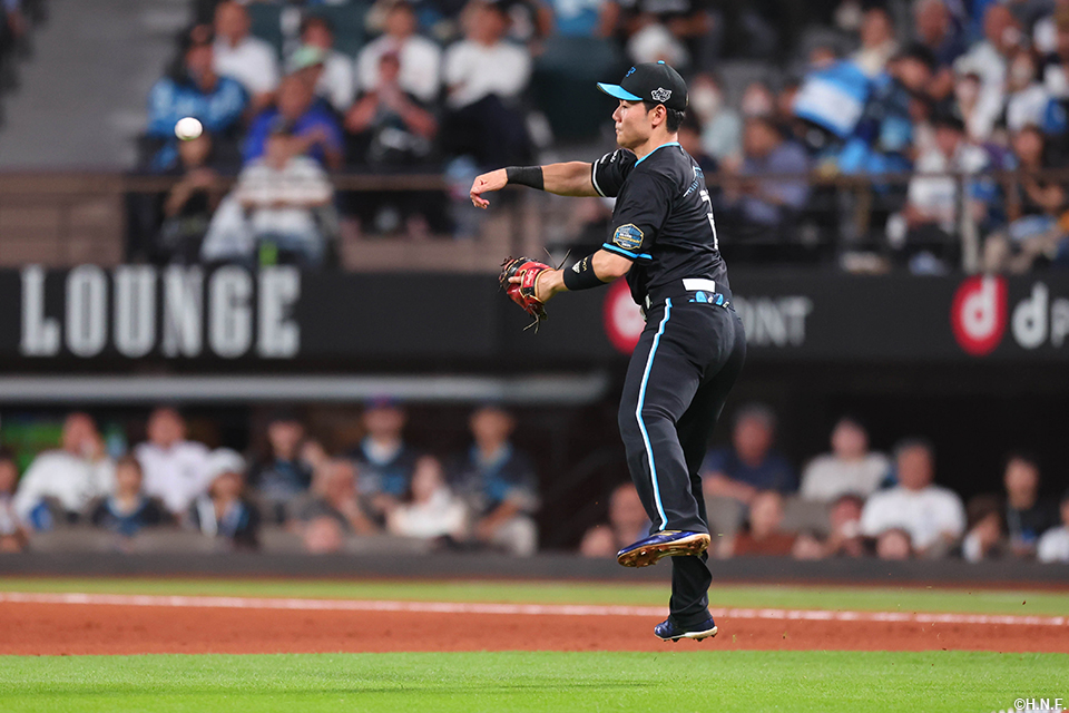 2回表、好守を見せる清宮選手