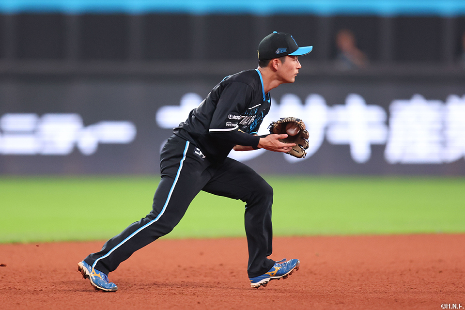 2回表、好守を見せる水野選手