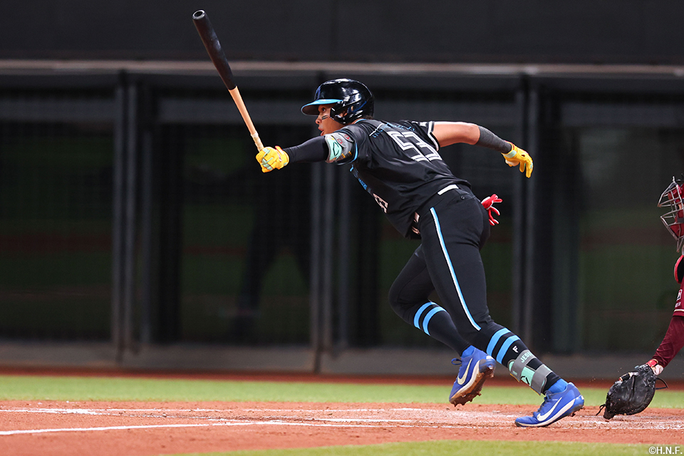 3回裏、センターへヒットを放つ水谷選手