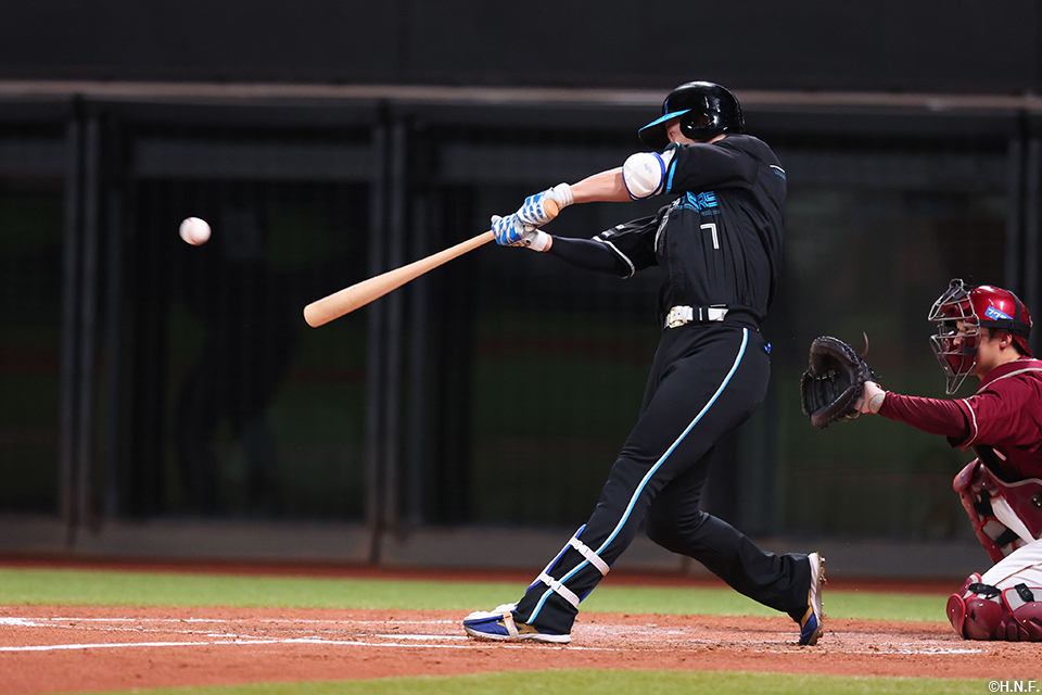 3回裏、レフトへ二塁打を放つ松本剛選手01