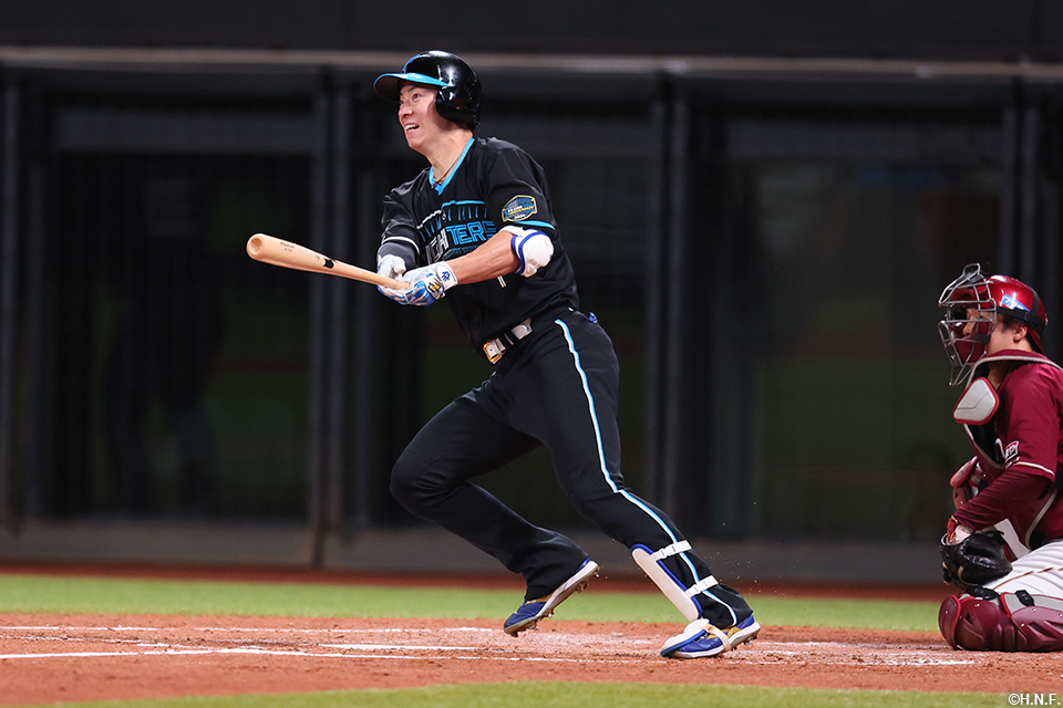 3回裏、レフトへ二塁打を放つ松本剛選手02