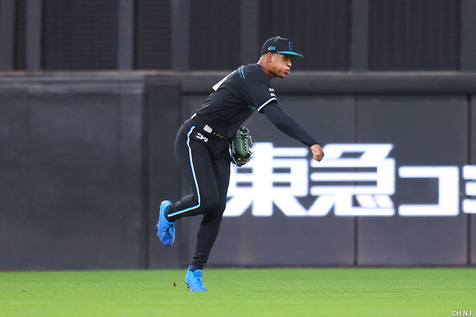 4回表、好守を見せる万波選手