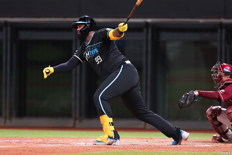 4回裏、レフトへヒットを放つレイエス選手