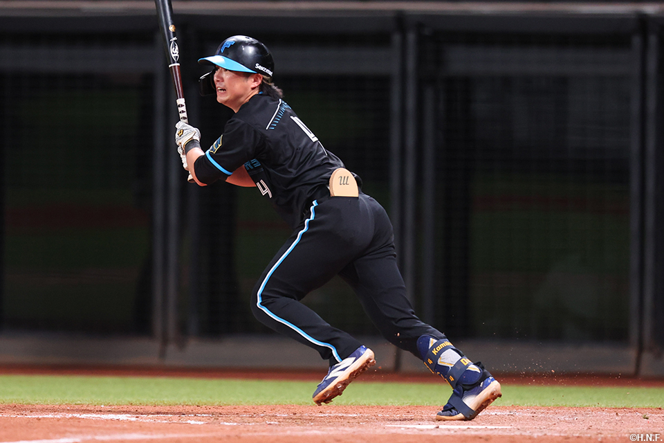 4回裏、センターへヒットを放つ上川畑選手01