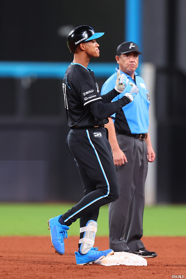 4回裏、レフトへ適時打を放つ万波選手02