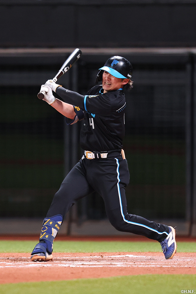 7回裏、センターへヒットを放つ上川畑選手01