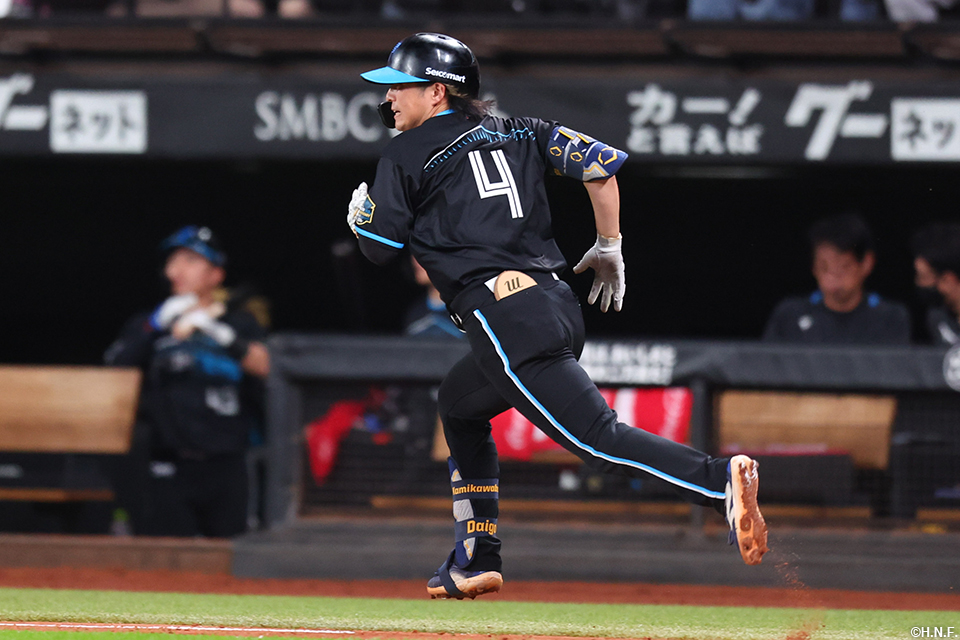 7回裏、センターへヒットを放つ上川畑選手02