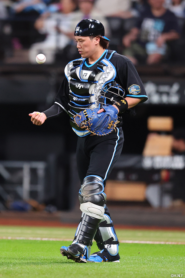 9回表、好守を見せる伏見選手