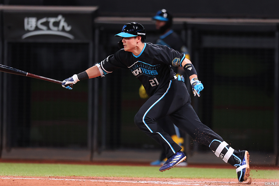 9回裏、セカンドへ内野安打を放つ清宮選手01