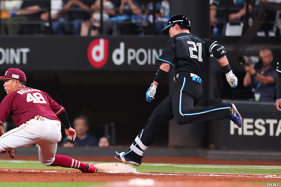 9回裏、セカンドへ内野安打を放つ清宮選手02