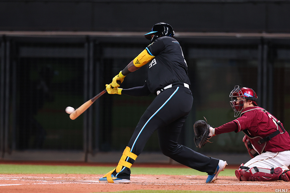 9回裏、センターへ同点の適時二塁打を放つレイエス選手01