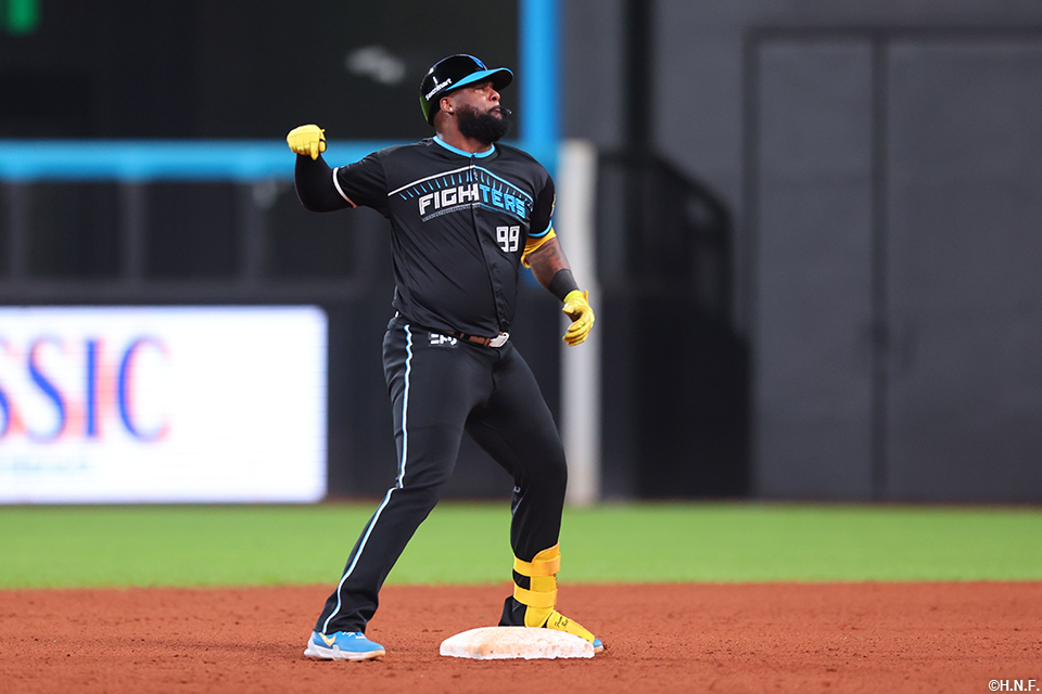 9回裏、センターへ同点の適時二塁打を放つレイエス選手03