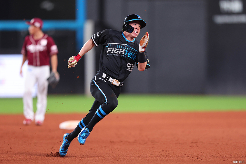 9回裏、好走塁を見せる五十幡選手