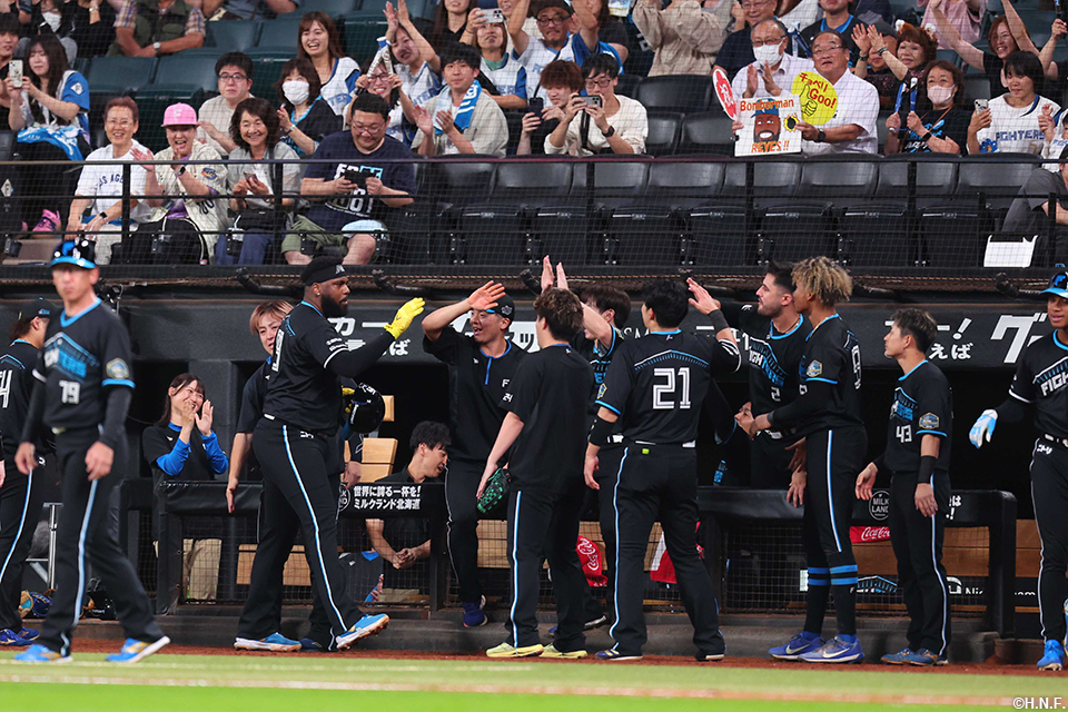 レイエス選手を称える選手たち