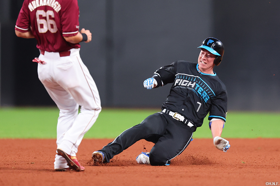 10回裏、エラーにより出塁する松本剛選手