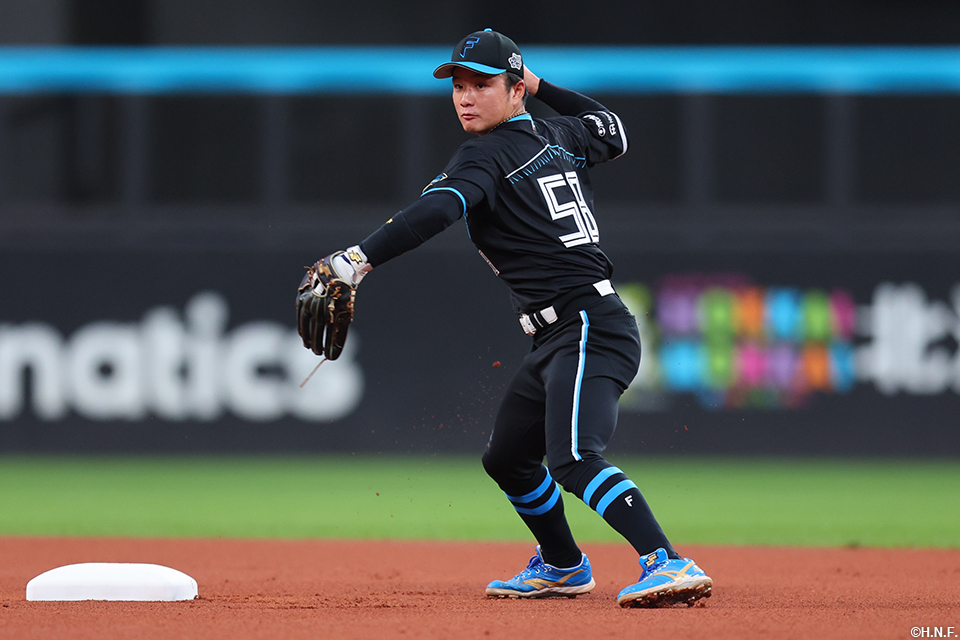 1回表、好守を見せる奈良間選手