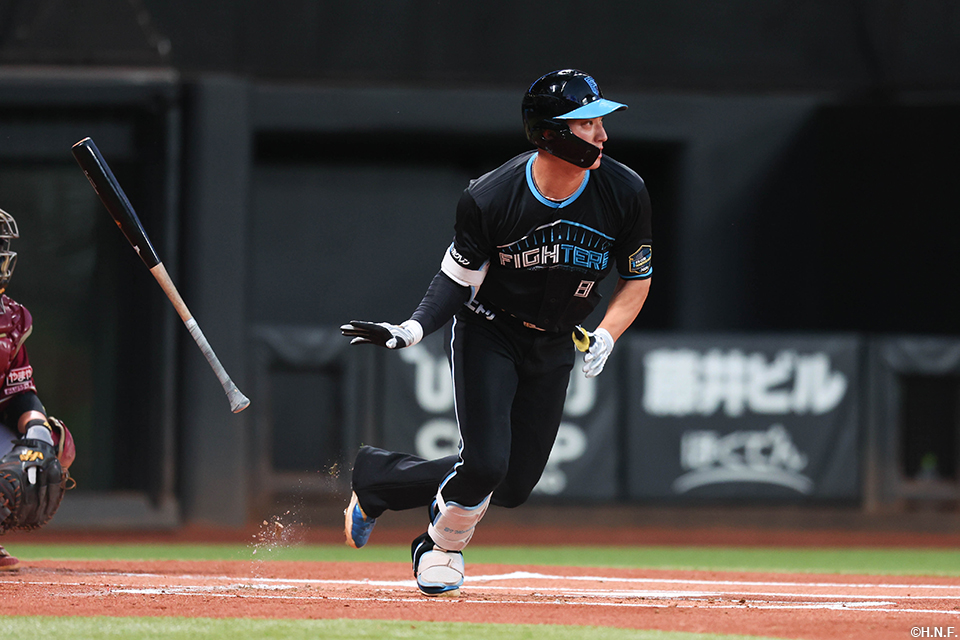 1回裏、センターへヒットを放つ淺間選手