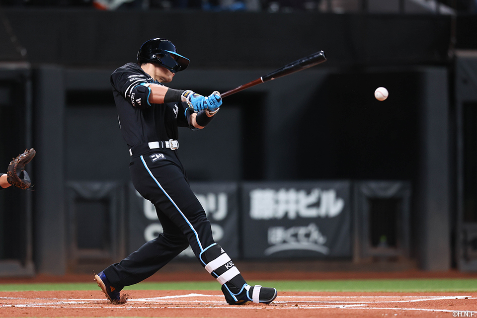 1回裏、レフトへヒットを放つ清宮選手