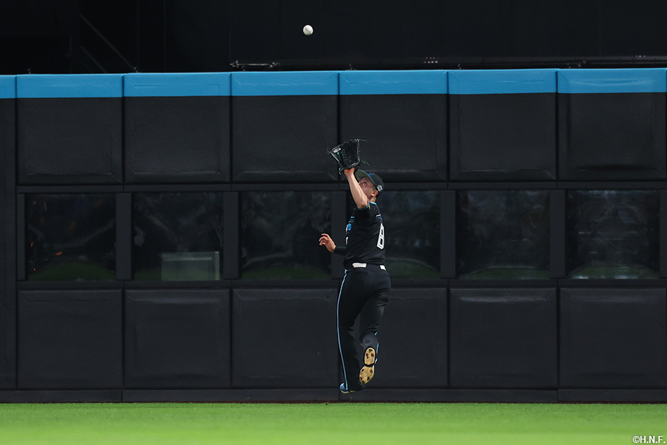 3回表、好守を見せる淺間選手