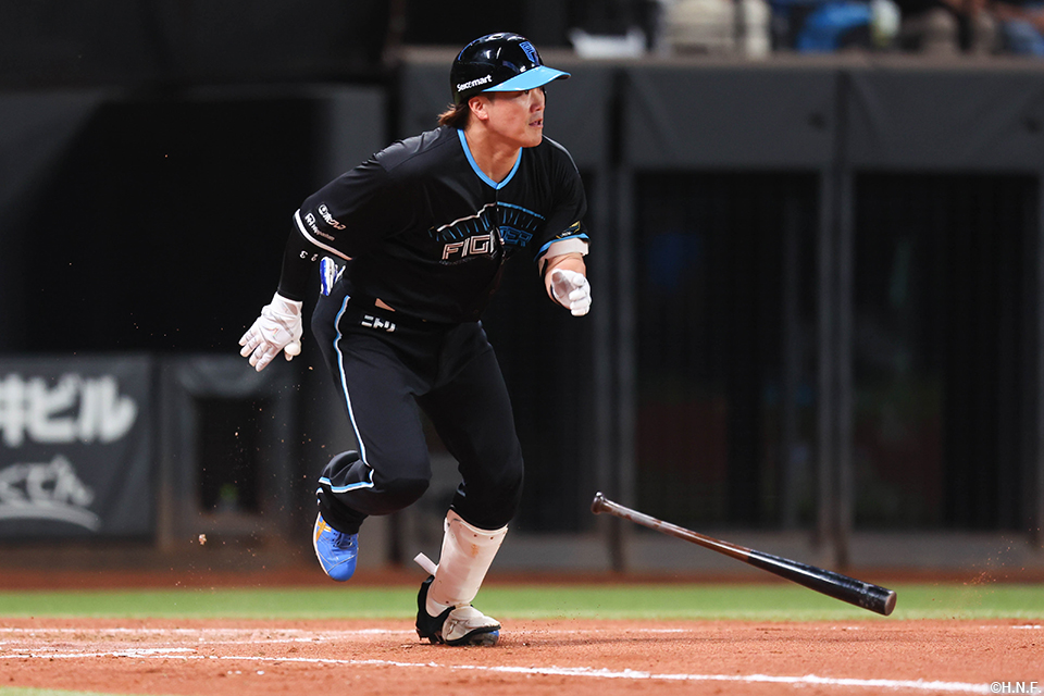 3回裏、センターへヒットを放つ伏見選手01