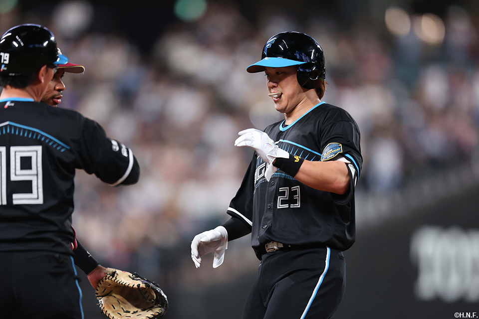 3回裏、センターへヒットを放つ伏見選手02