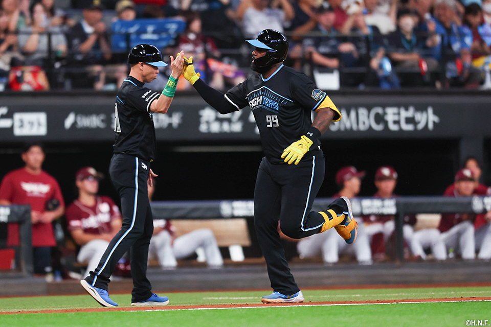 4回裏、本塁打を放ったレイエス選手