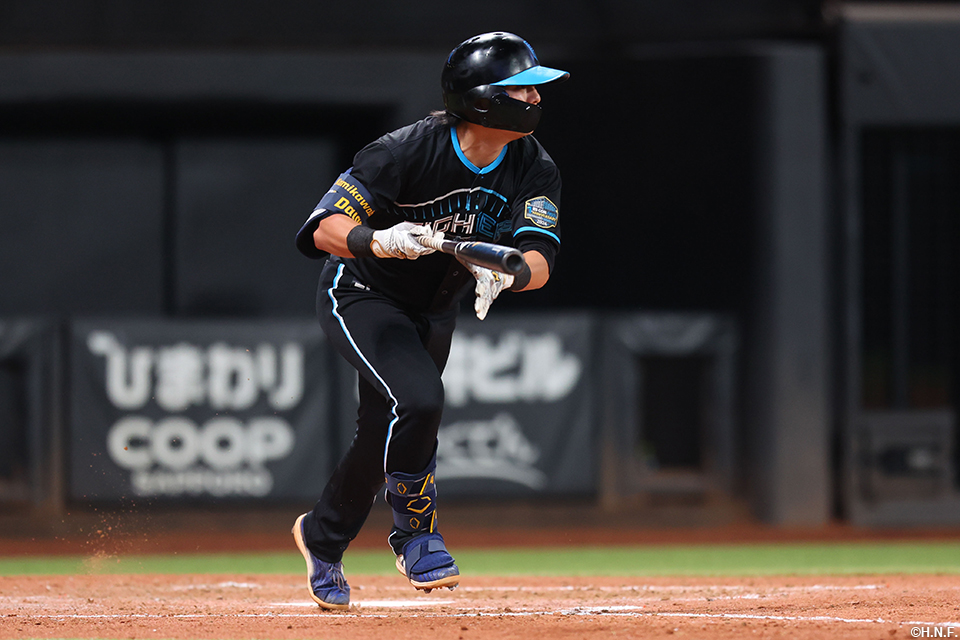 4回裏、センターへヒットを放つ上川畑選手