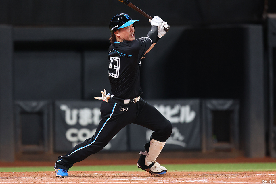 4回裏、ライトへ適時打を放つ伏見選手01