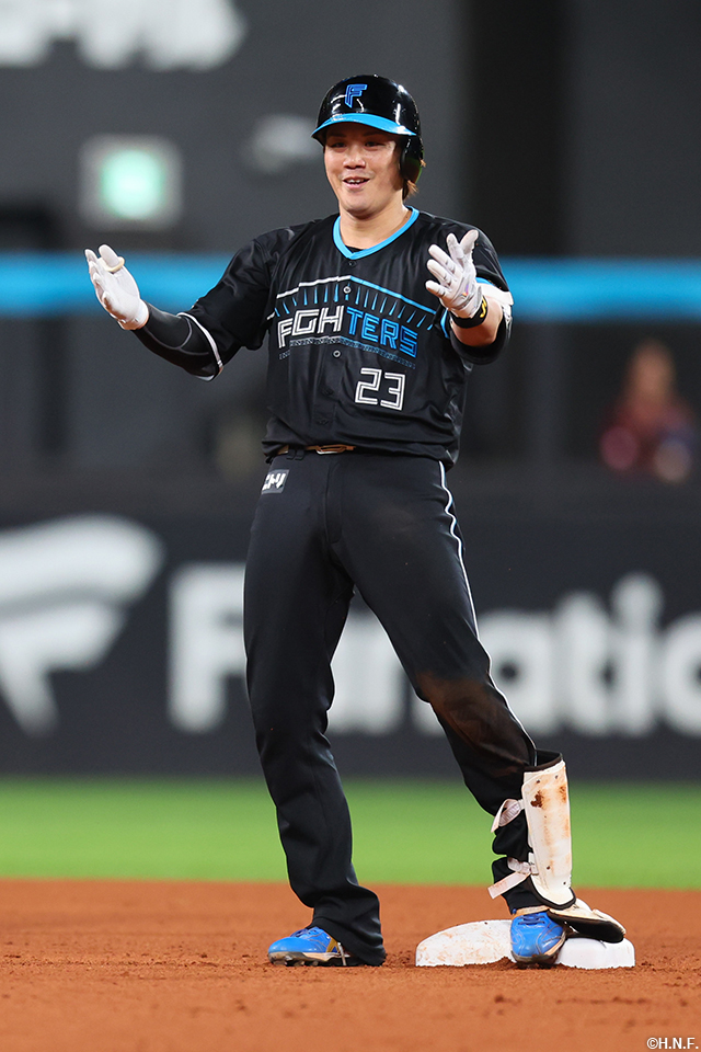 4回裏、ライトへ適時打を放つ伏見選手02