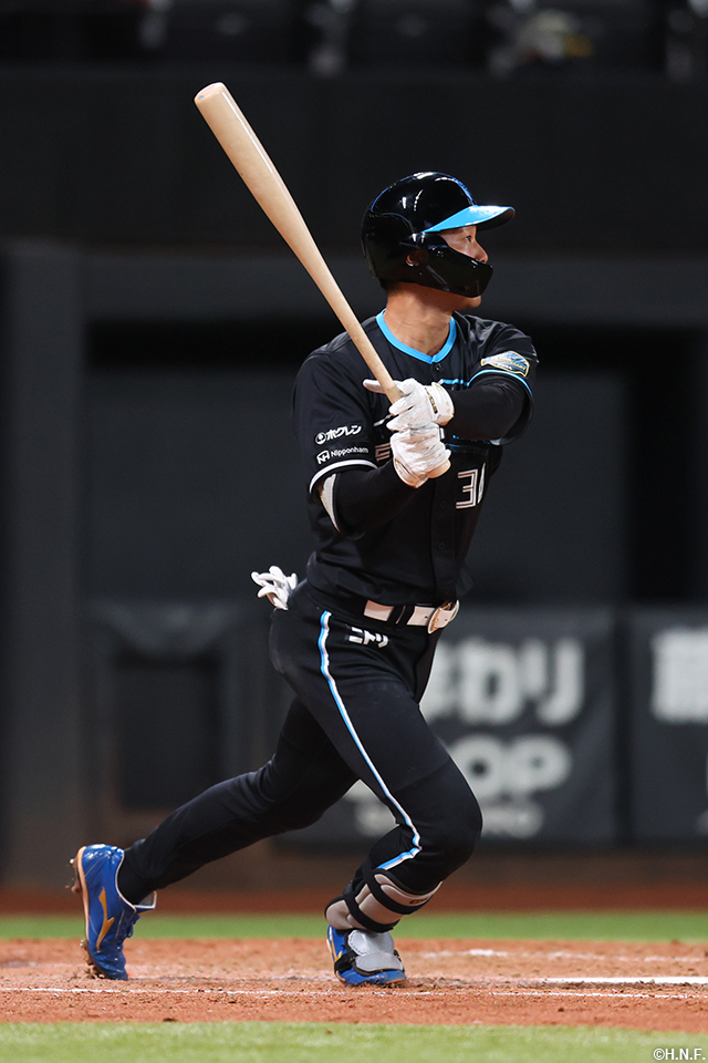 5回裏、センターへ三塁打を放つ石井選手
