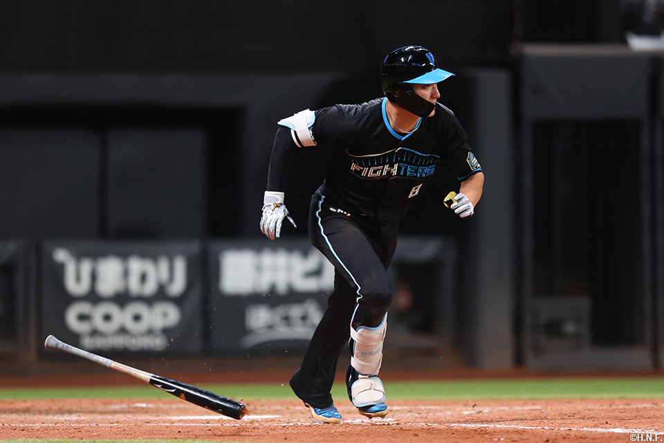 5回裏、三塁走者を返す淺間選手