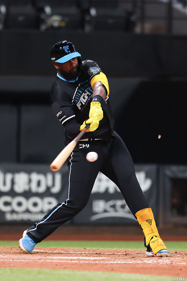 5回裏、センターへヒットを放つレイエス選手01