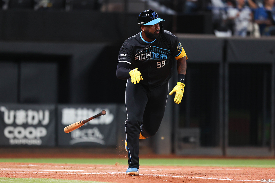 5回裏、センターへヒットを放つレイエス選手02