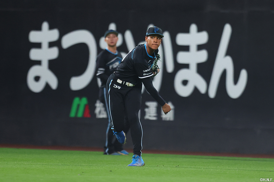 6回表、好守を見せる万波選手