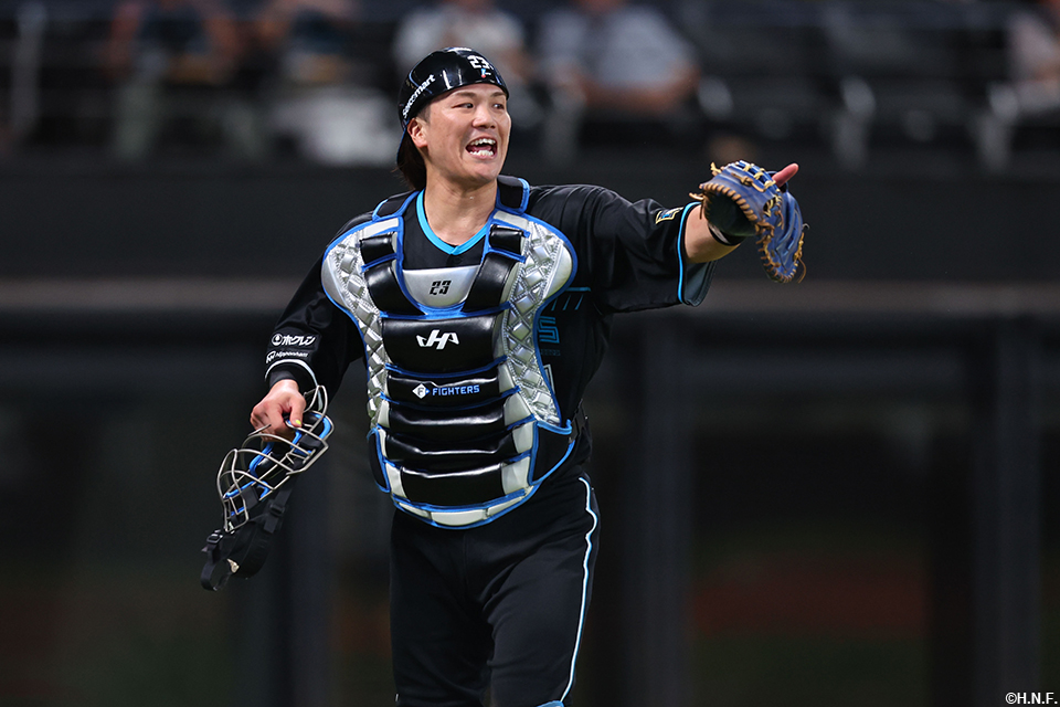 6回表、好守を見せた伏見選手