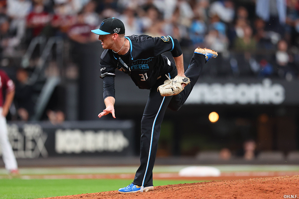 8回、四番手のマーフィー投手01