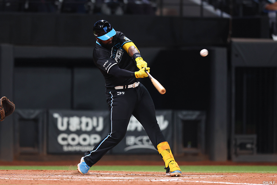 8回裏、本塁打を放つレイエス選手01