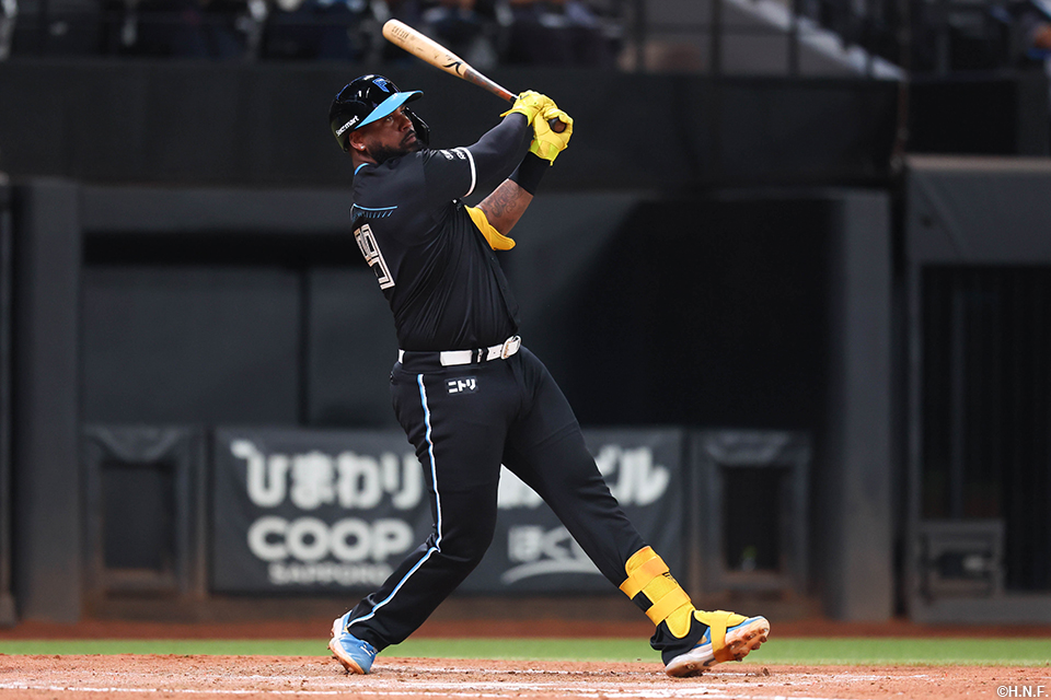 8回裏、本塁打を放つレイエス選手02