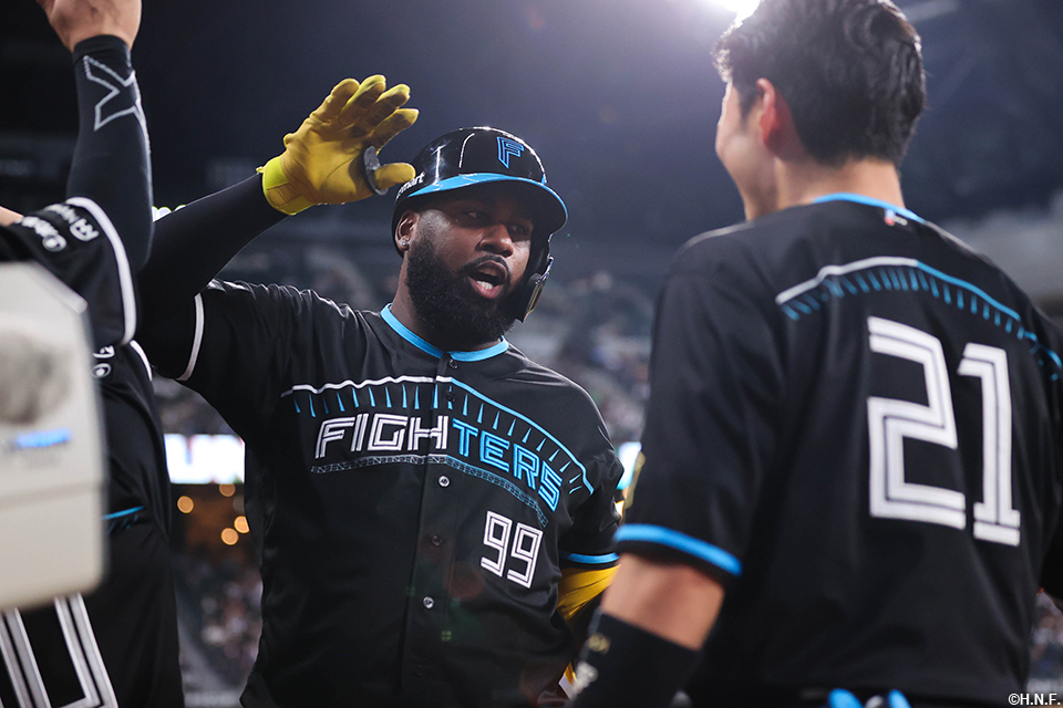 8回裏、本塁打を放つレイエス選手03