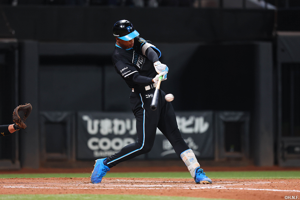 8回裏、センターへヒットを放つ万波選手01
