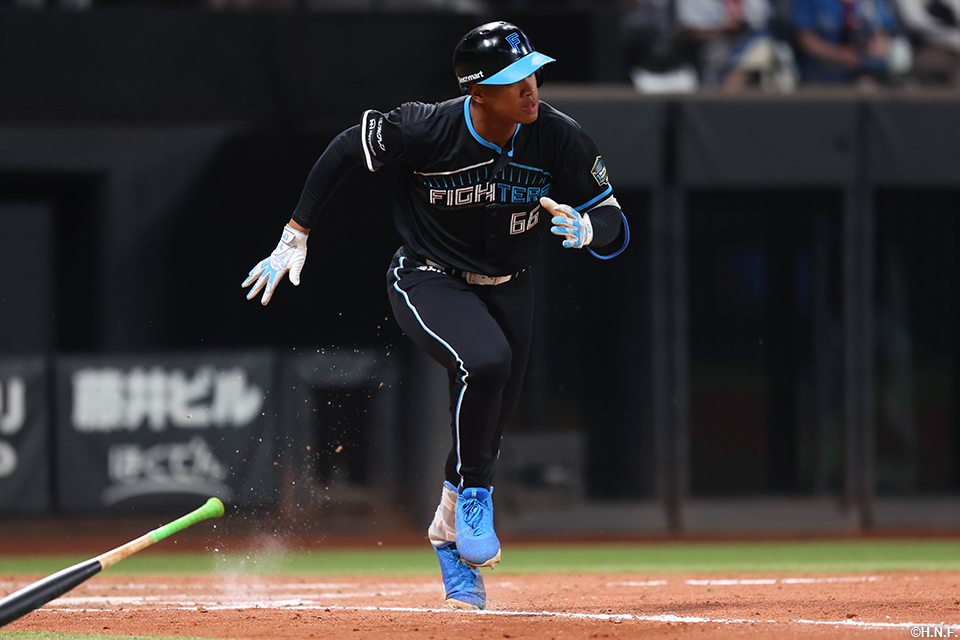 8回裏、センターへヒットを放つ万波選手02
