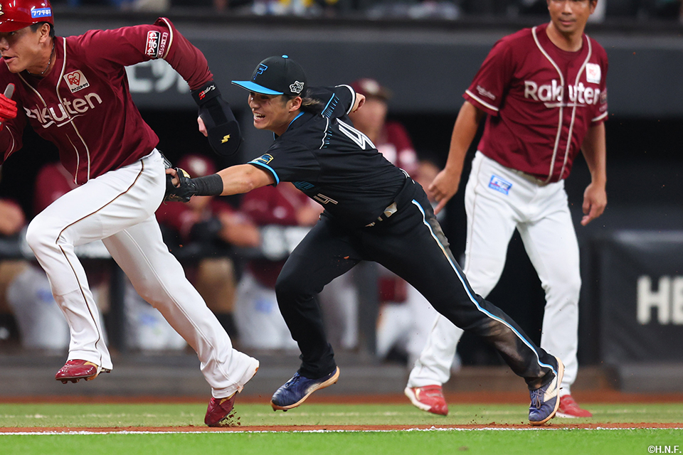 9回表、好守を見せる上川畑選手